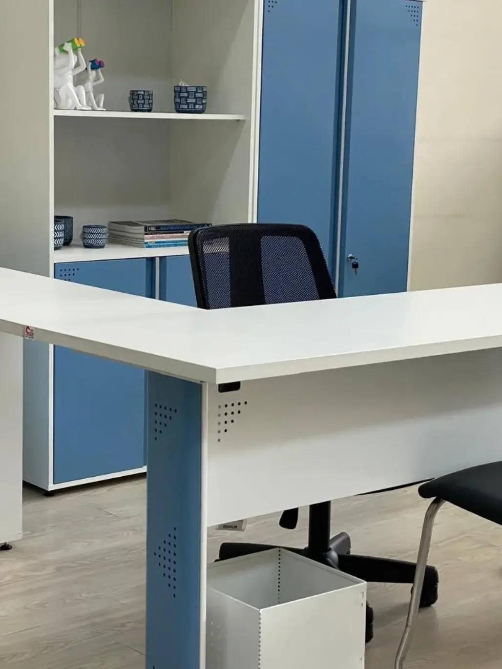 Imagem de Conjunto de mesa em L, mesa frontal 1.50 X 0.60