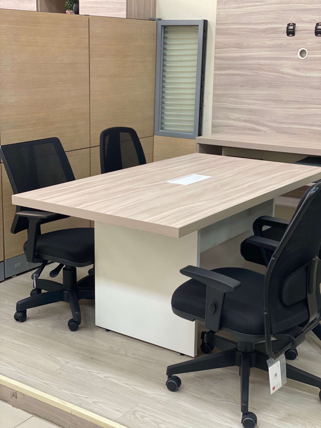Imagem de Mesa de Reunião Retangular com Caixa de Tomada
