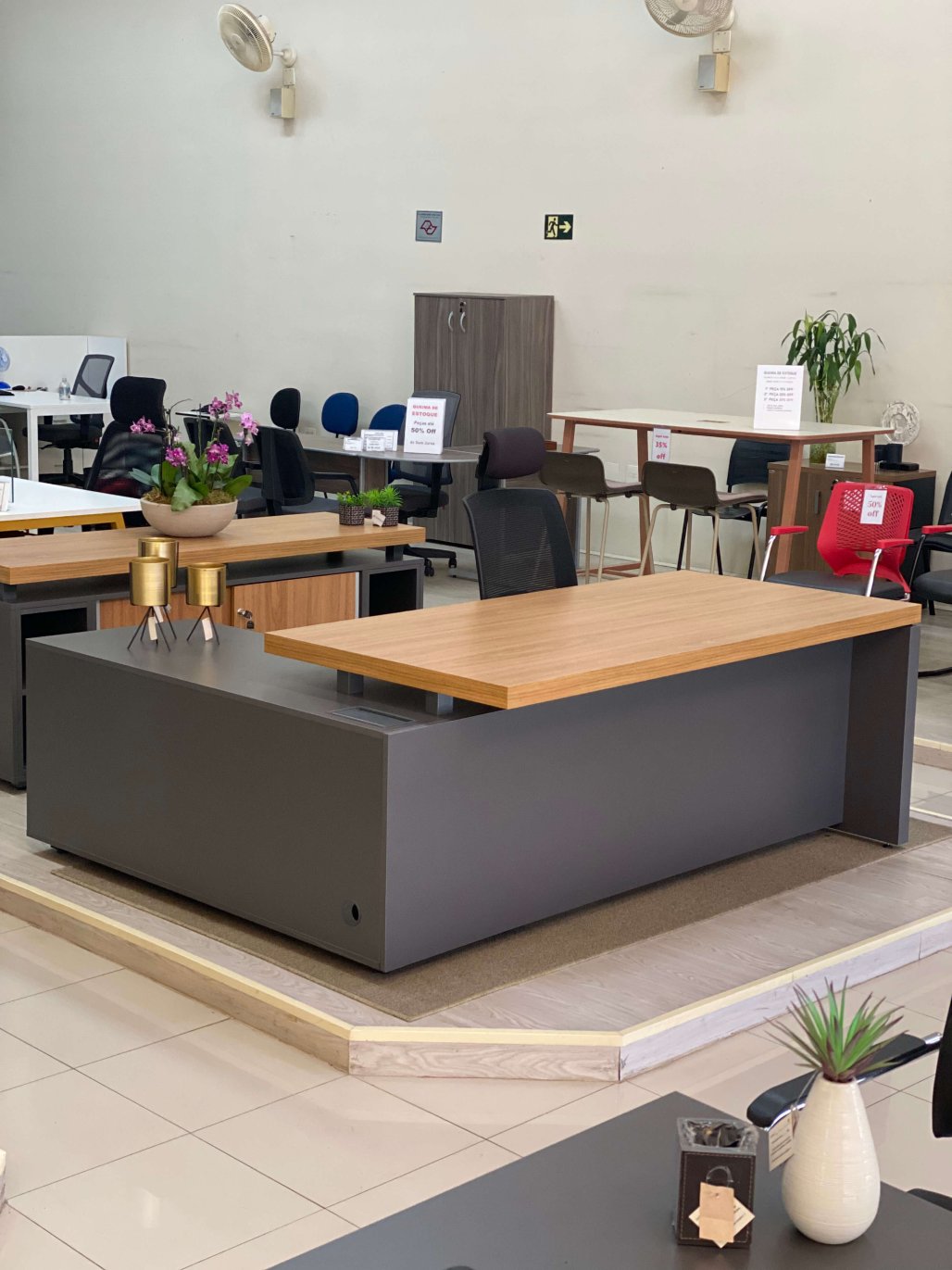 Imagem de Mesa Executiva Boss Com Pé Painel e Armário Latearal