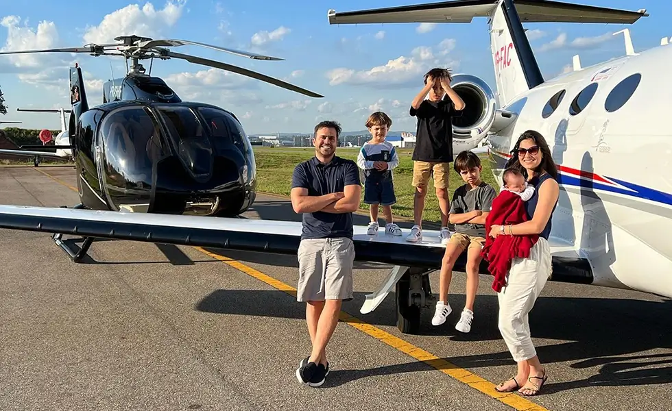 Pablo Marçal e família com sua frota de transporte aéreo