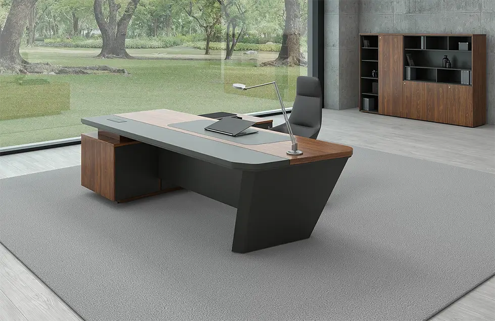 Veja A mesa diretora Altis é a solução ideal para executivos que buscam elegância e funcionalidade. Com tampo em Pau Ferro, estrutura metálica robusta e bivar em courvin, oferece conforto e durabilidade. Inclui sistema de caixa de tomadas para conectividade, design ergonômico e opções de personalização. Perfeita para escritórios executivos, elevando a produtividade e o status profissional. com detalhes